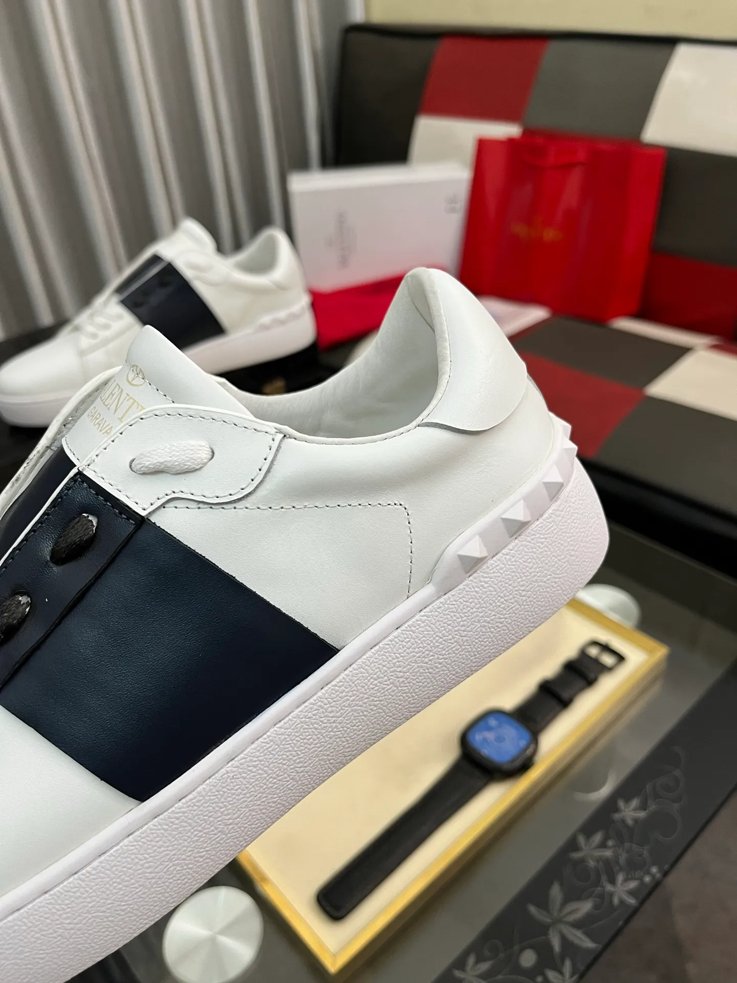 Men's shoes💰420⌚️⌚️Valentino white shoes⚡️Original replicas are coming👉Many pictures of the feet of Internet celebrities🔥Authentic Hong Kong purchased for HKD 5,500⚠️All parts are genuine molds, refuse to look at pictures to make goods👊The upper is made of top-grained cowhide➕3D printed. Water-dyed cow lining inside + cowhide feet, code number: 38-44